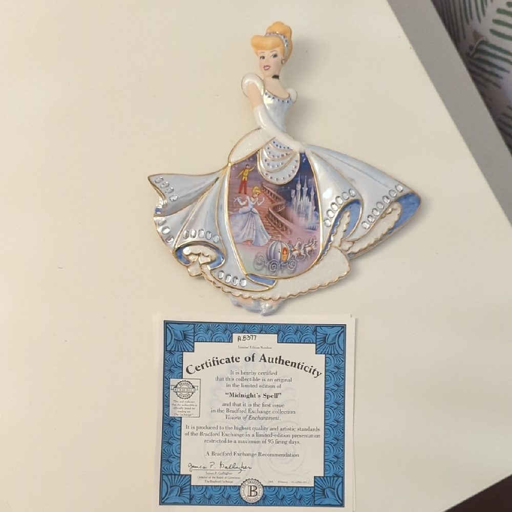 Disney Bradford Exchange Cinderella Collectible Wall Plate with Certificate